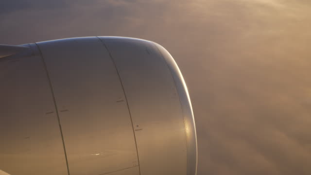 Sonnenuntergang-Flugzeug-Fenster-Sitz-mit-Blick-auf-China-Motor-4k
