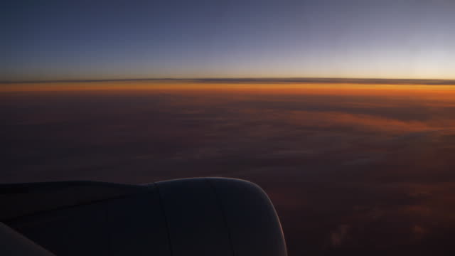 Sonnenuntergang-Flugzeug-Fenster-Sitz-Himmelsblick-auf-Motor-4k-china