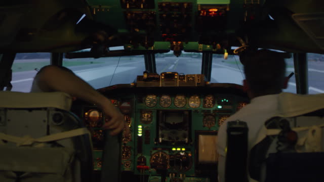 Pilotos,-dejando-la-cabina-después-del-aterrizaje-de-avión