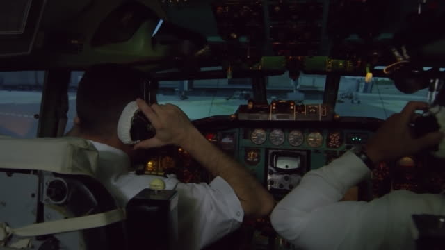 Piloten,-die-Instrumententafel-im-Cockpit-in-Betrieb