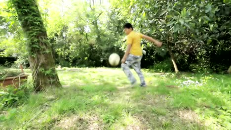 Kleiner-Junge-spielt-mit-einem-ball:-Fußball,-Fußball,-im-Freien,-Bearbeitung,-Füße