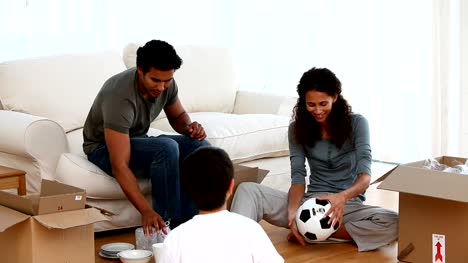 Familia-jugando-con-una-pelota-de-fútbol