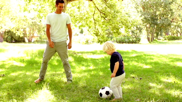 Vater-und-Sohn-Fußball-spielen