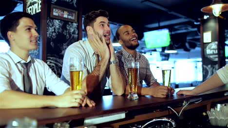 Männer-Fußball-fans-sich-auf-dem-Fernseher-und-Trinken-Bier