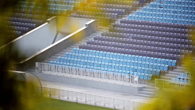 Leere-Tribüne-für-Zuschauer-im-Stadion