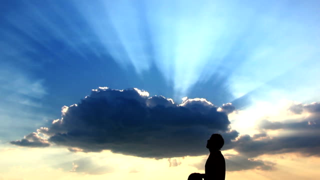 Silhouette-Mann-spielen-Fußball-auf-einem-Hintergrund-von-schöne-Wolken-bei-Sonnenuntergang