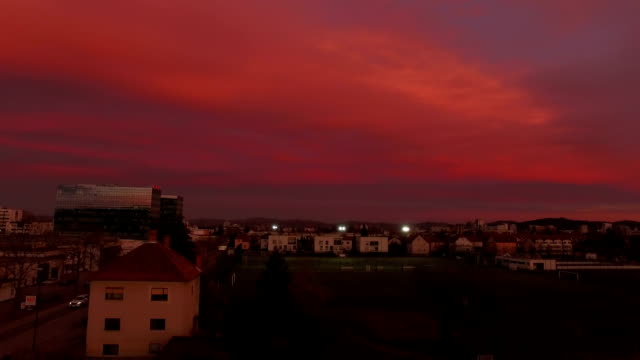 Antenne:-Große-Vorstadt-bei-erstaunlichen-roten-Sonnenuntergang