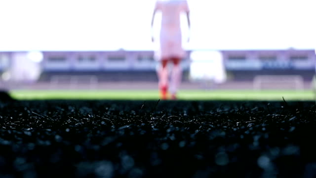 Silhouette-eines-Fußballspielers-ausgehen-zum-Stadion,-Slow-motion