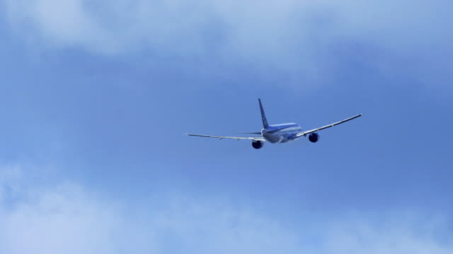 Jet-Flugzeug-fliegen-in-blauen-Himmel