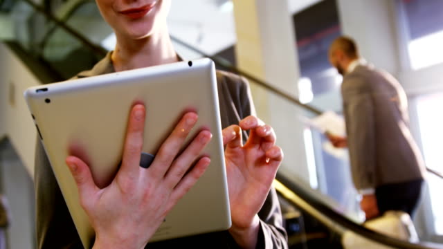 Geschäftsfrau,-die-einen-tablet-PC