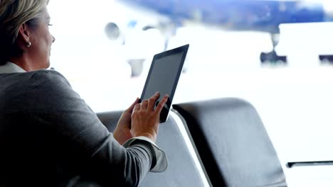 Geschäftsfrau,-die-einen-tablet-PC