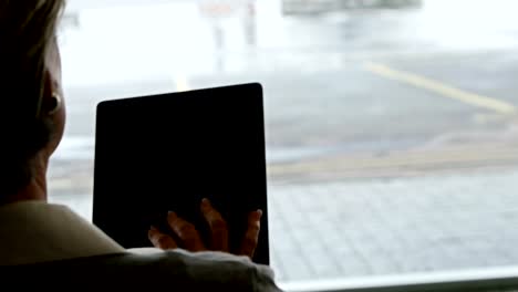 Businesswoman-using-a-digital-tablet