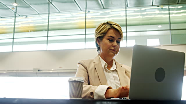 Businesswoman-using-a-laptop