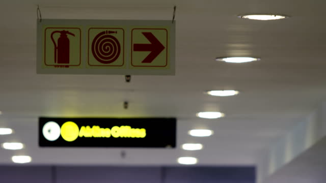 Hinweisschilder-am-Flughafen-terminal