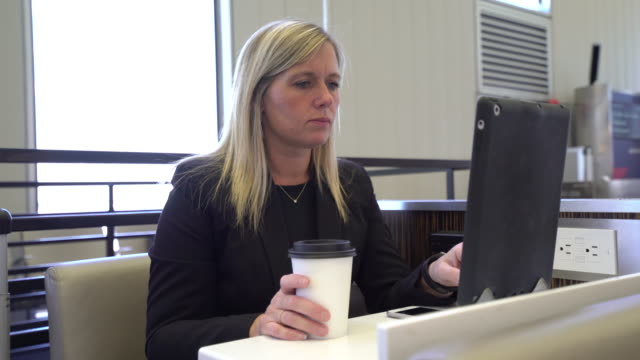 Mujer-de-negocios-usando-tableta-digital-en-el-aeropuerto