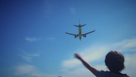 4-k-el-aeropuerto-de-Dublín,-niño-saludando-al-avión-que-llega