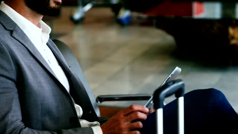 Geschäftsmann-mit-digitalen-tablet-