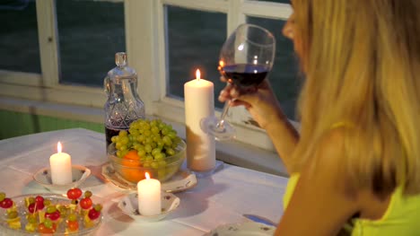 Frau-im-Restaurant-einen-Tisch-mit-Kanapees-und-Früchte-essen,-trinken-Wein