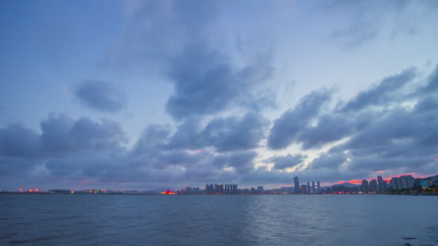 panorama-de-paisaje-urbano-Bahía-al-atardecer-cielo-zhuhai-4-tiempo-k-caer-china