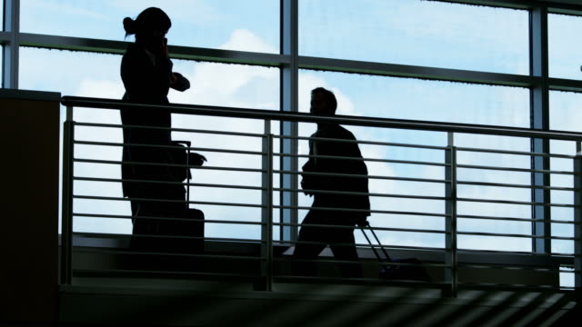 Silhouette-des-weiblichen-Manager-im-Flughafen-mit-smartphone