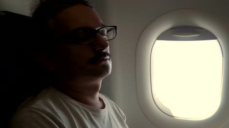 Hombre-durmiendo-en-el-avión