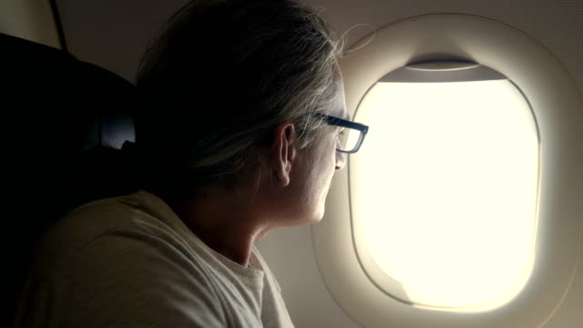 Blick-aus-dem-Flugzeugfenster-Mann