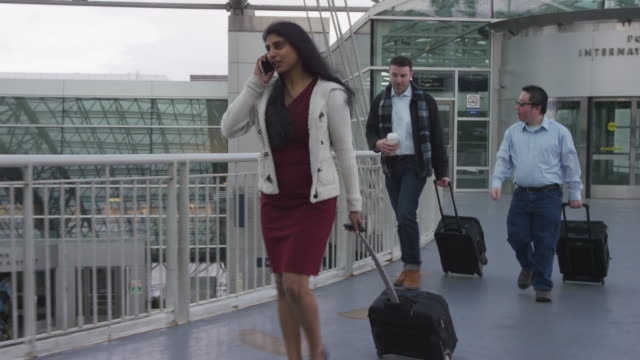 Business-Menschen-zu-Fuß-in-Flughafen