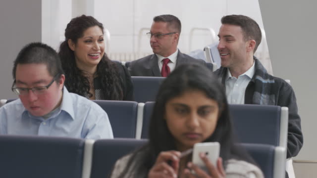 Gente-de-negocios-espera-en-aeropuerto
