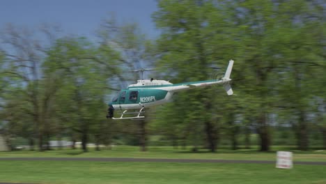 Helicóptero-hace-baja-altitud-pasar-en-el-aeropuerto-de-rural.--Rodado-con-RED-Epic.