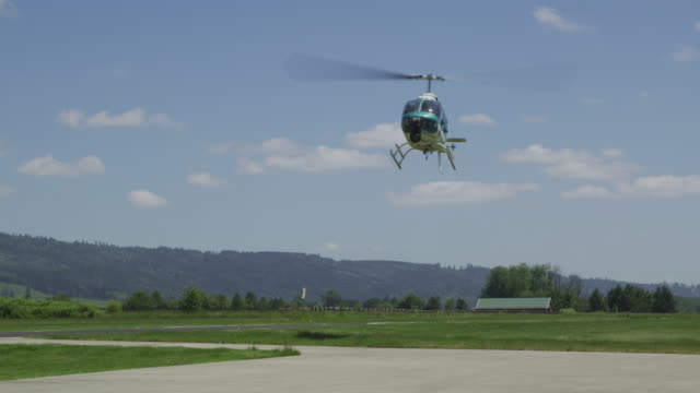 Hubschrauber-landet-auf-dem-ländlichen-Flughafen.--Mit-RED-Epic-erschossen.