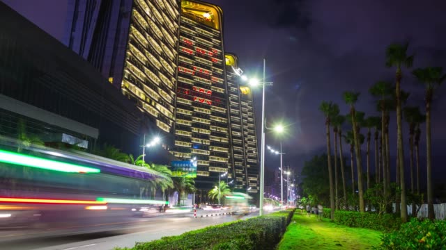 China-Nacht-Beleuchtung-Zhuhai-Bay-Hotel-Komplex-Verkehr-Straße-Panorama-4k-Zeitraffer
