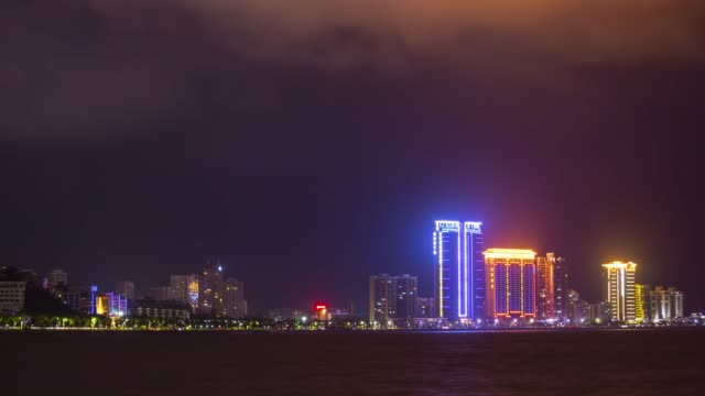iluminada-de-noche-China-zhuhai-paisaje-urbano-Bahía-Costa-panorama-4k-timelapse