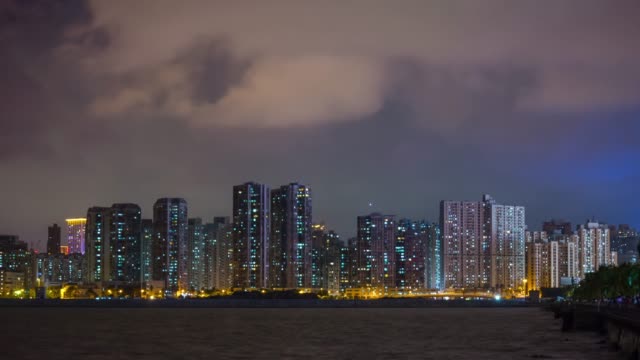 China-Nacht-erleuchtet-Zhuhai-Bucht-Macau-Stadtbild-Küste-Panorama-4k-Zeitraffer