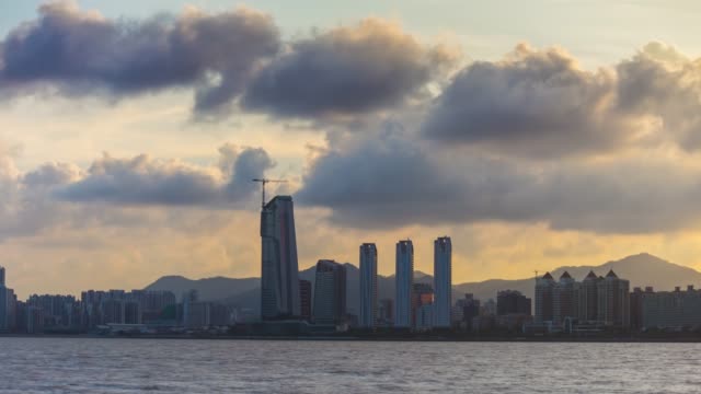 China-cielo-atardecer-zhuhai-paisaje-urbano-Bahía-hotel-construcción-panorama-4k-timelapse