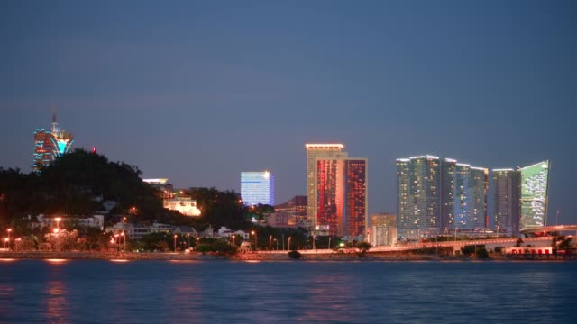 China-Crepúsculo-Bahía-de-zhuhai-Macao-ciudad-hoteles-famosos-Costa-panorama-4k-timelapse