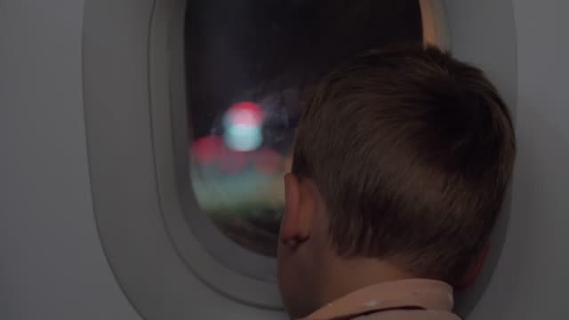Niño-en-avión-llegando-al-aeropuerto-en-la-noche