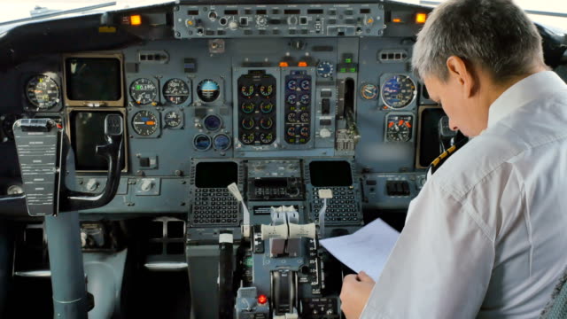 El-piloto-se-prepara-para-el-vuelo-y-revisa-algunos-documentos