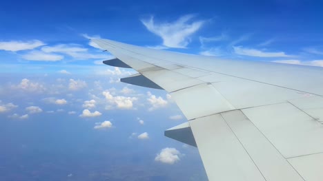 Flügel-des-Flugzeug-am-Himmel-und-Cloud-auf-beweglichen