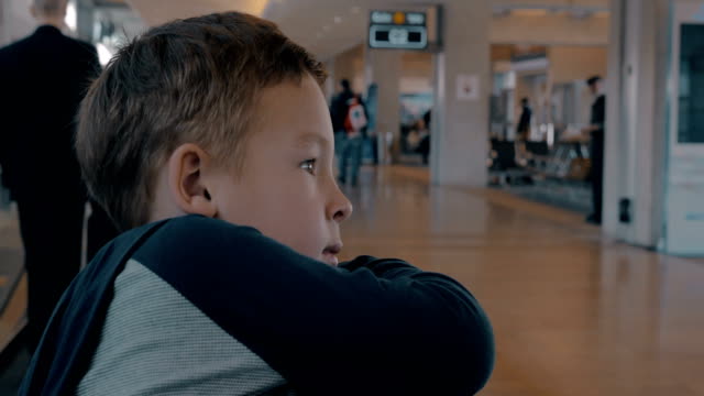 Niño-sobre-el-paseo-en-el-aeropuerto
