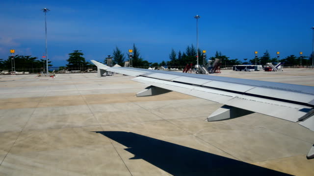 Ver-video-del-recorrido-de-la-pista-del-aeropuerto-internacional-de-Phuket.-Desde-la-ventana-de-avión,-correr-en-la-pista.