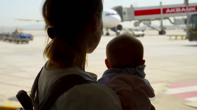 Mutter-mit-Baby-am-Flughafen-bleiben