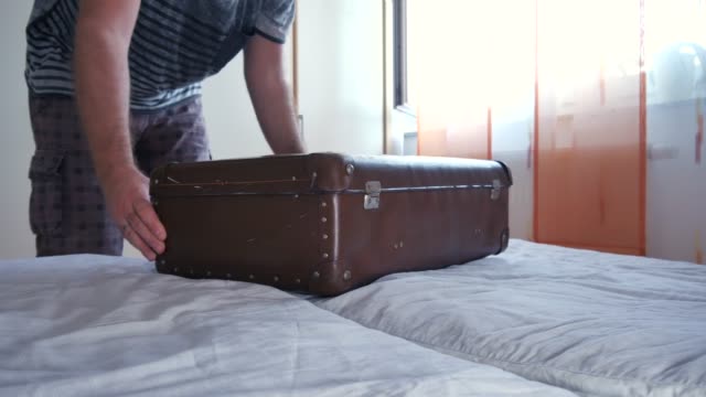 Un-hombre-de-los-paquetes-de-una-maleta-de-vacaciones