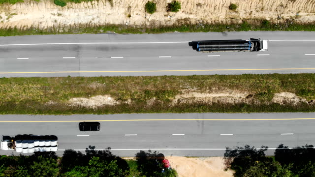 Drone-disparó-vista-aérea-de-alto-ángulo-del-tráfico-de-carretera-en-el-campo,-el-transporte-de-coches-camiones-y-motos