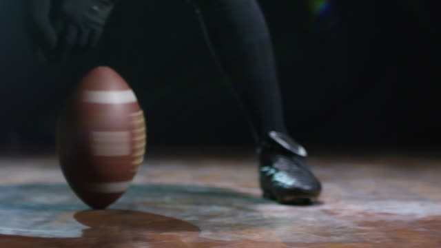 Fußball-Ball-Spinning-auf-schwarzem-Hintergrund