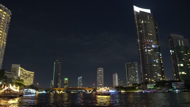 office-buildings-on-the-river-bank-at-night.-business-center-of-the-metropolis