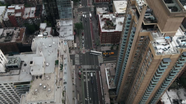 Luftaufnahmen-über-Verkehr-kippen-bis-Manhattan-Skyline-Gebäude-New-York-City-fliegen