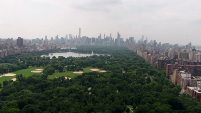 Central-Park-Antenne-voran-über-Wiese-Manhattan-New-York-City