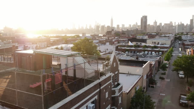 sobre-edificios-de-Brooklyn,-revelando-el-skyline-de-Manhattan-en-New-York-City-al-atardecer