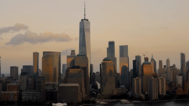 Hyper-Zeitraffer-Aerial-Downtown-Manhattan-Golden-Hour-4K
