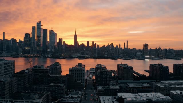 Sunrise-at-New-York-City-and-Manhattan-skyline-4k